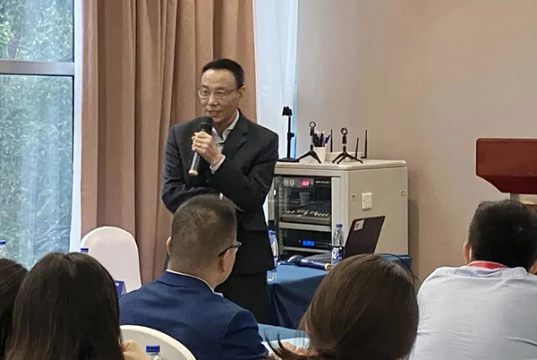 圖6-美迪西藥代動力學及生物分析部副總裁萬宏博士主持Panel討論會.png 圖6-美迪西藥代動力學及生物分析部副總裁萬宏博士主持Panel討論會.png
