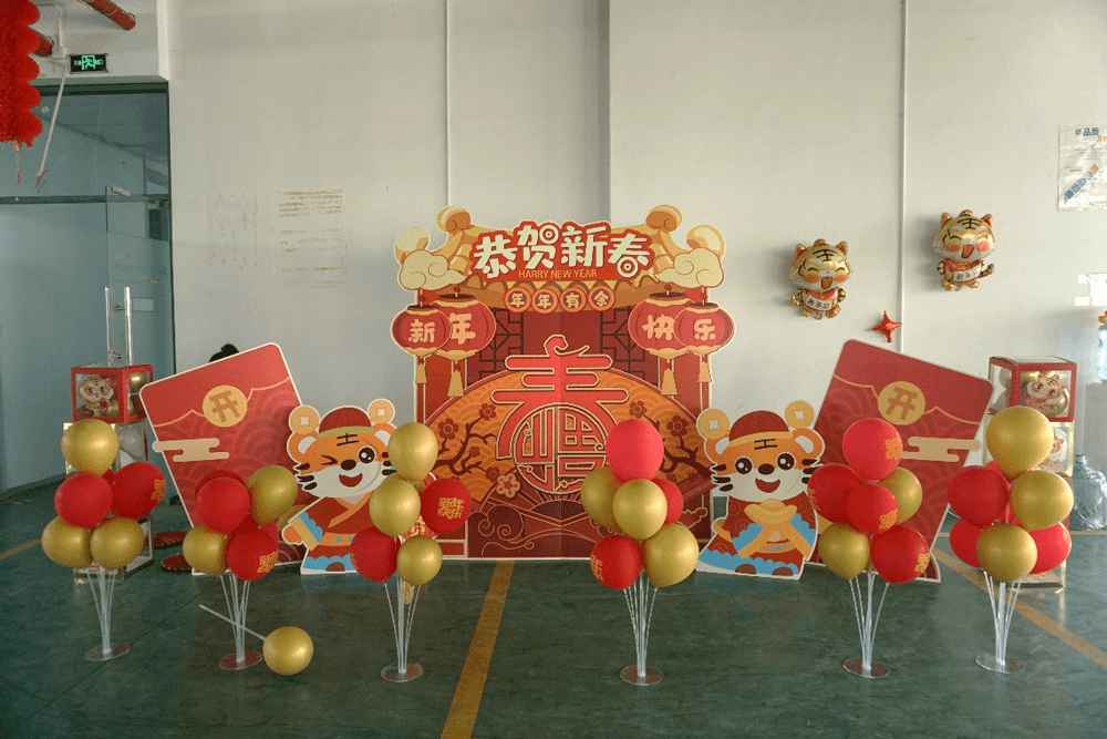 整個活動會場張燈結(jié)彩，窗花、對聯(lián)、福字，布置得喜氣洋洋。